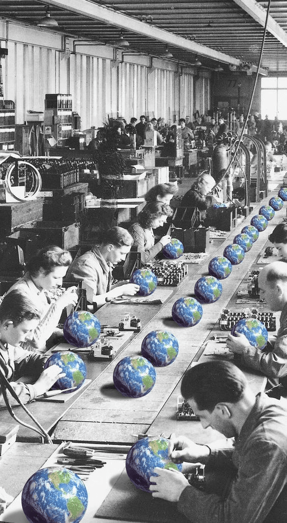Montagem de uma fábrica em preto e branco com globos coloridos em uma linha de produção.